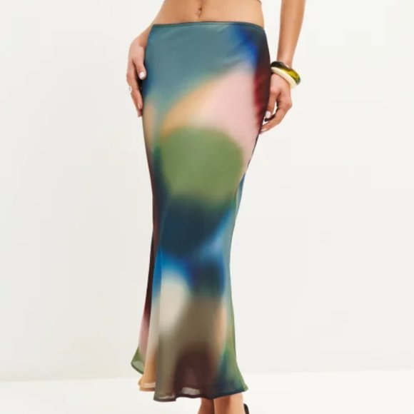 NWOT Reformation Layla Skirt in Blur Midi Elasticated Waist - Picture 2 of 8